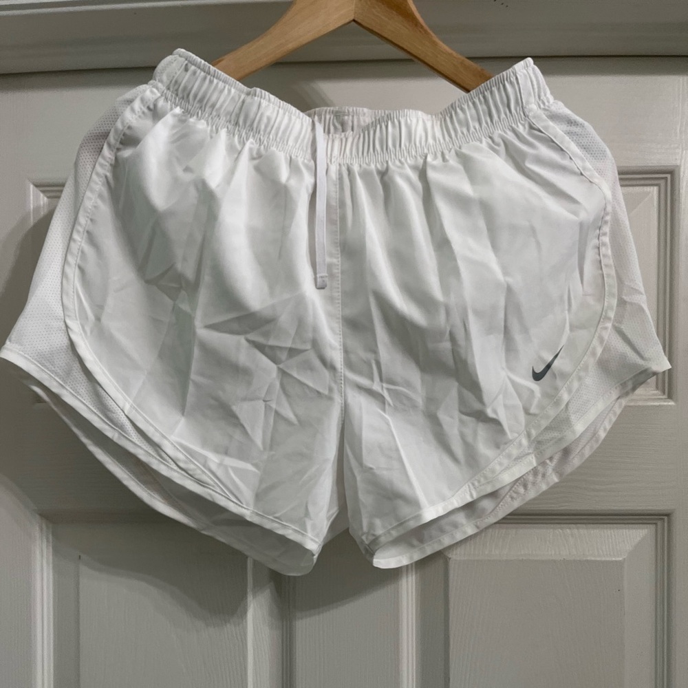 Nike - White Tempo Dry running shorts
